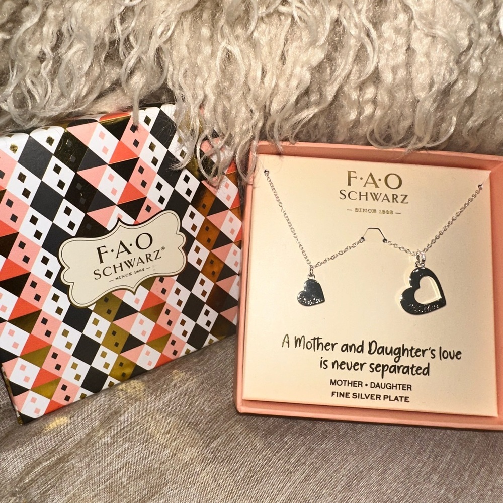 Fao Schwarz Mother Daughter Necklace Set 20$